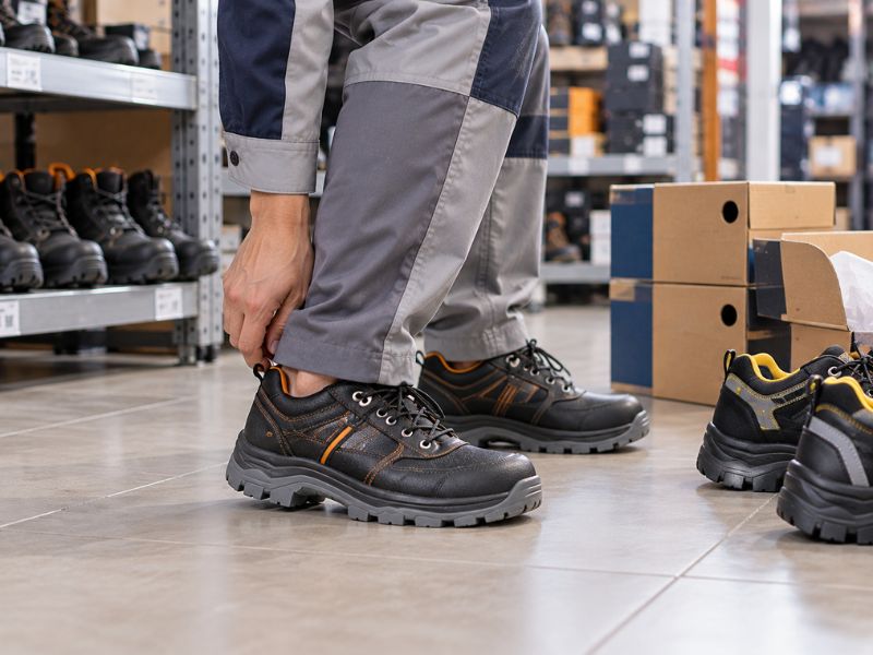 Thử size giày bảo hộ đúng cách